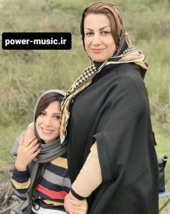 باران نیکراه با مادرش