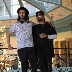 دانلود ریمیکس انگار یه خبراییه از ماکان بند 