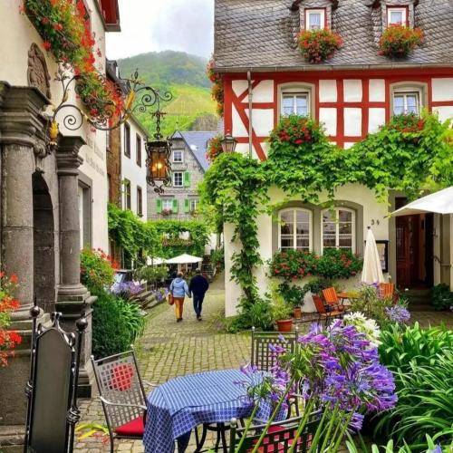 شاهمار حاجیو و اولکر میرزه زاده زامان