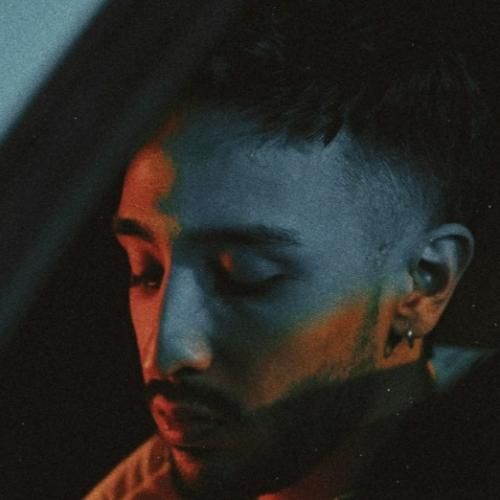 مستر کیارش نفسم بالا نمیاد هی زل میزنم فقط به دیوار