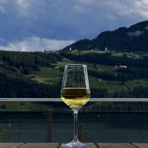 تو که در تاریکی ام دریای نوری با صدای زن