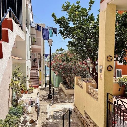 میگه تو نفسی همه کسی دورت بگردم با صدای بچه