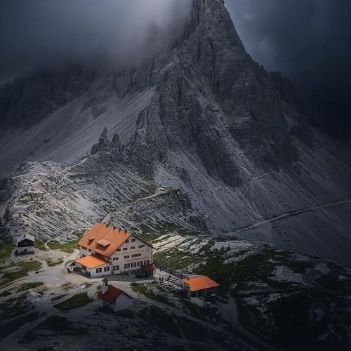 دم در خونم دوتا بنز پارکه ساعت دستم رولکس